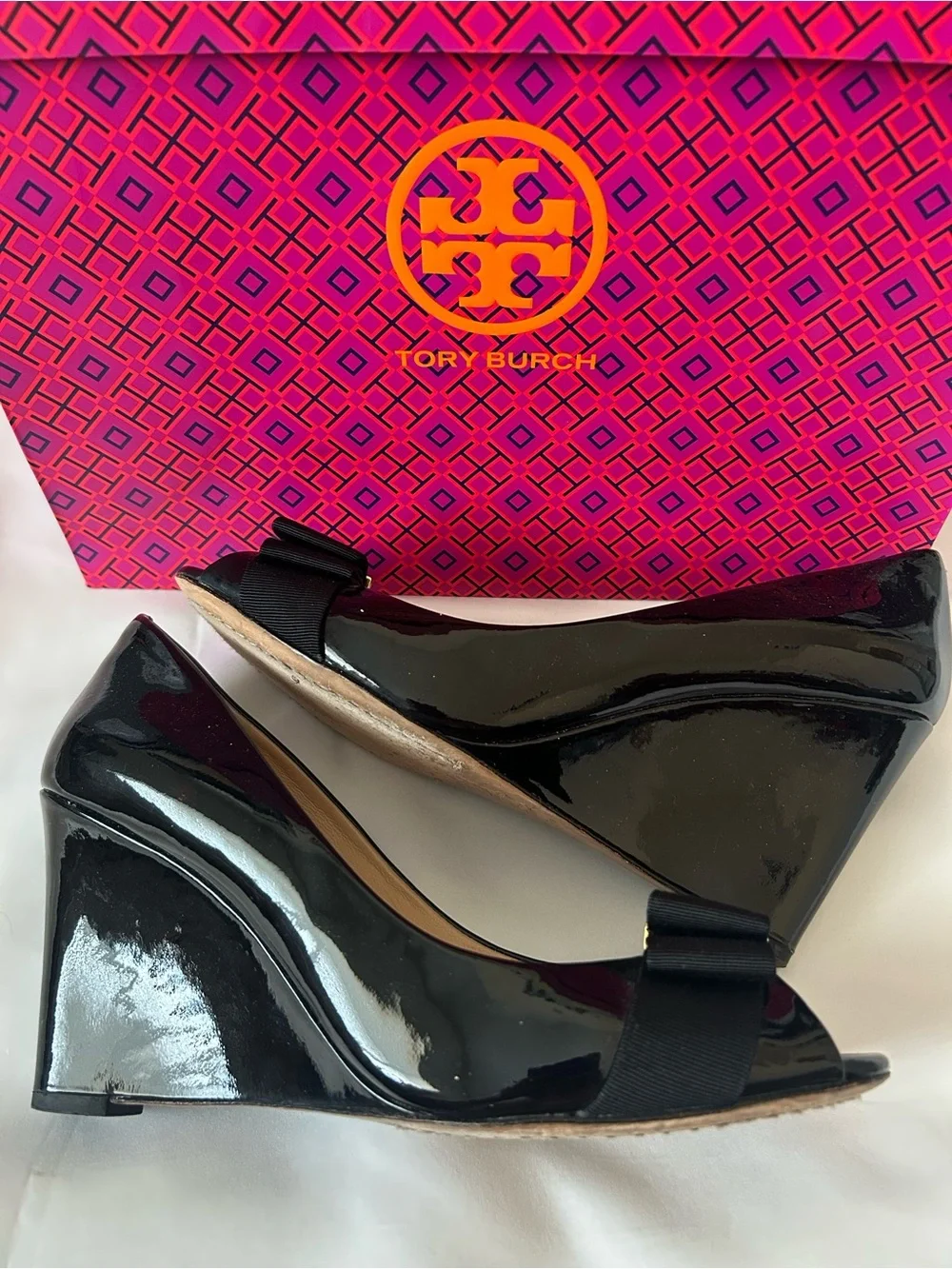 🖤Tory Burch🖤💛TRUDY💛Black Patent Peep-Toe Pumps Grosgrain Bow & Gold Logo Accent